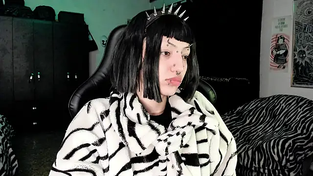 Snapshot of roxy_toxic chatting on December 16, 2025, 1:54 am roxy toxic online show from December 16, 2025, 1:54 am