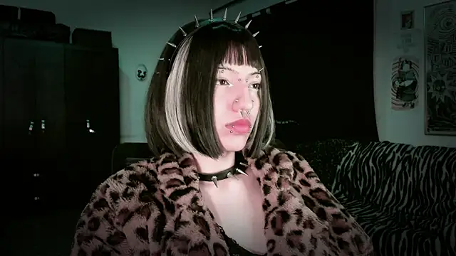 Snapshot of roxy_toxic chatting on May 14, 2026, 12:18 am roxy toxic online show from May 14, 2026, 12:18 am