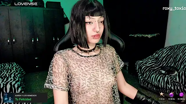 Snapshot of roxy_toxic chatting on November 5, 2025, 1:31 am roxy toxic online show from November 5, 2025, 1:31 am