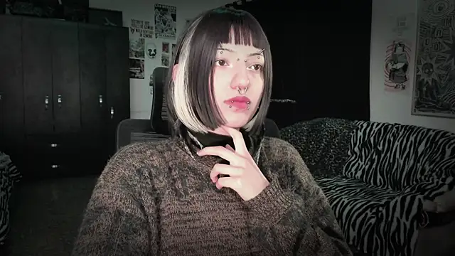 Snapshot of roxy_toxic chatting on June 9, 2026, 12:44 am roxy toxic online show from June 9, 2026, 12:44 am