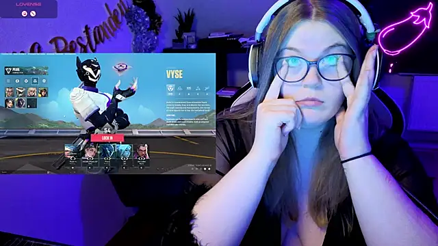 Snapshot of EveBaker04 chatting on October 21, 2025, 3:44 pm EveBaker04 online show from October 21, 2025, 3:44 pm