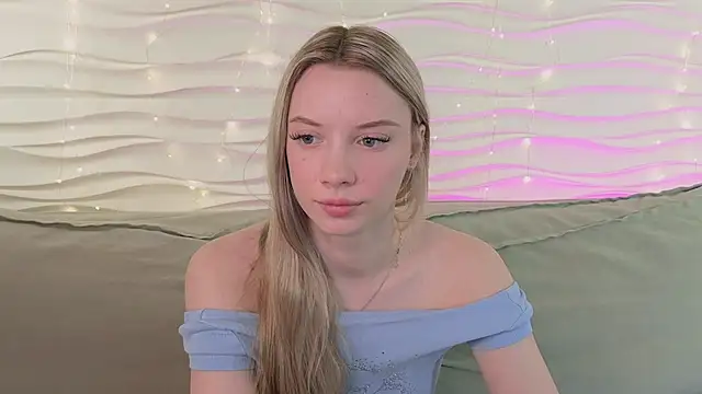 Snapshot of katt__y chatting on February 20, 2026, 5:04 am katt y online show from February 20, 2026, 5:04 am