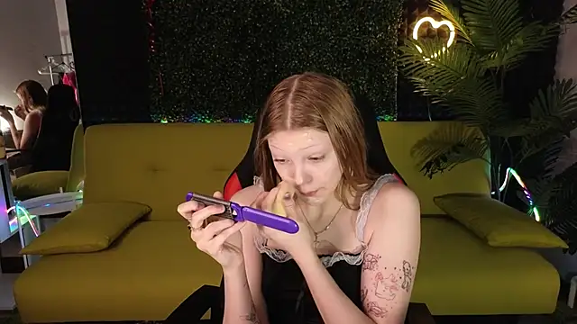 Snapshot of MiaWhisper chatting on February 28, 2025, 1:15 am MiaWhisper online show from February 28, 2025, 1:15 am