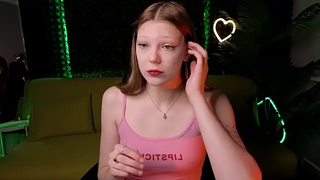 Snapshot of MiaWhisper chatting on February 7, 2025, 1:15 am MiaWhisper online show from February 7, 2025, 1:15 am