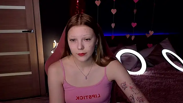 Snapshot of MiaWhisper chatting on February 16, 2025, 8:21 am MiaWhisper online show from February 16, 2025, 8:21 am