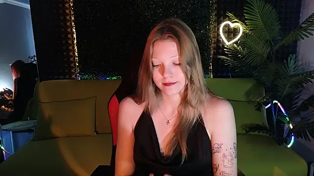 Snapshot of MiaWhisper chatting on February 10, 2025, 4:19 am MiaWhisper online show from February 10, 2025, 4:19 am