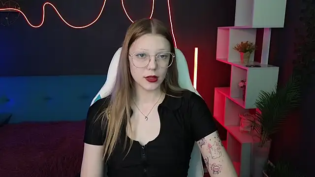 Snapshot of MiaWhisper chatting on February 6, 2025, 4:21 am MiaWhisper online show from February 6, 2025, 4:21 am