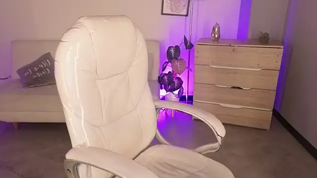 Nicole Foxx  online show from December 5, 2025, 8:28 pm