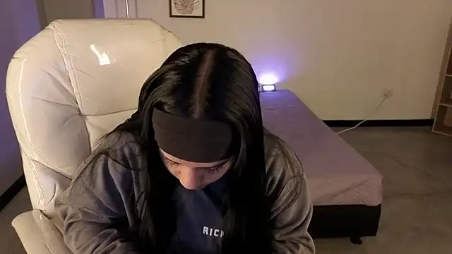 Nicole Foxx  online show from October 7, 2025, 6:42 pm