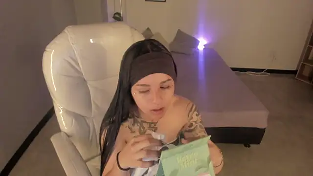 Nicole Foxx  online show from September 30, 2025, 8:48 pm