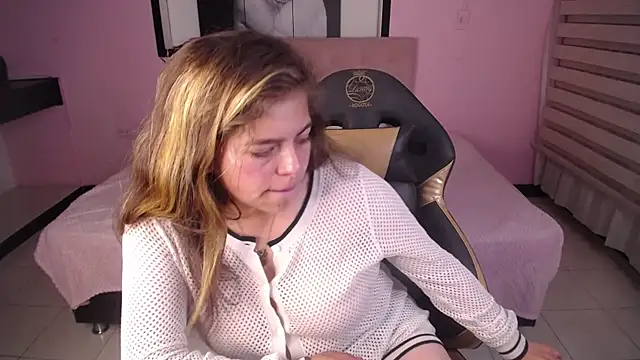 Kitten Cam online show from December 1, 2025, 9:04 pm