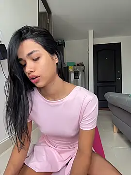 Snapshot of Bella_Smiith_ chatting on December 16, 2025, 2:32 pm Bella Smiith online show from December 16, 2025, 2:32 pm