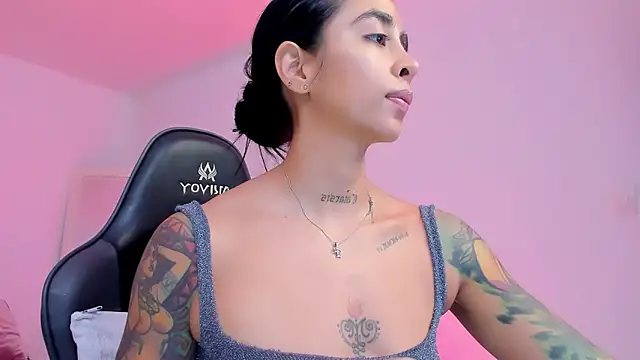 sophierooy22 online show from June 5, 2026, 2:01 pm