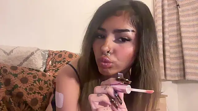 Snapshot of AngelFaye chatting on November 5, 2025, 10:35 pm AngelFaye online show from November 5, 2025, 10:35 pm