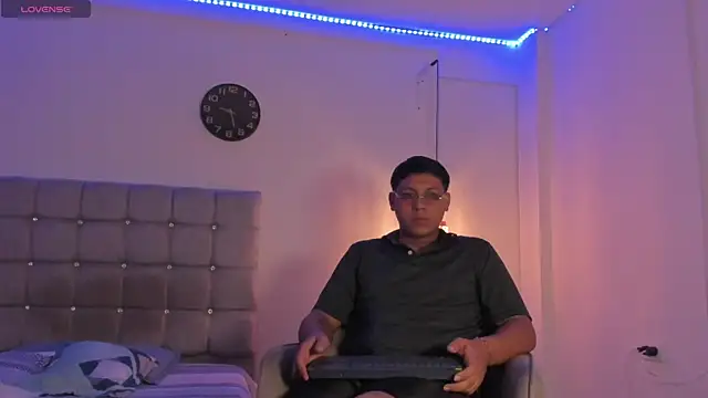 Tylerdrdn online show from October 28, 2025, 5:39 am