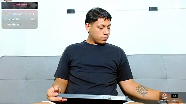 Tylerdrdn online show from November 22, 2025, 9:46 pm