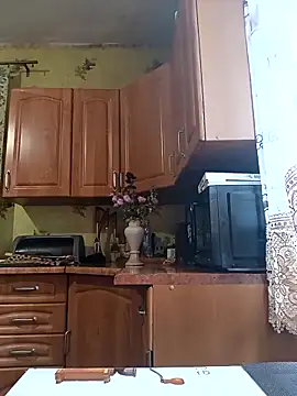 Laura Kiss online show from November 18, 2025, 7:00 am