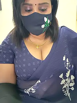 Queenflowerr online show from November 5, 2025, 6:11 pm