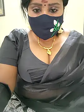 Queenflowerr online show from November 6, 2025, 4:44 pm