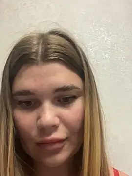 Snapshot of ella_zzz chatting on October 3, 2025, 5:36 pm ella zzz online show from October 3, 2025, 5:36 pm