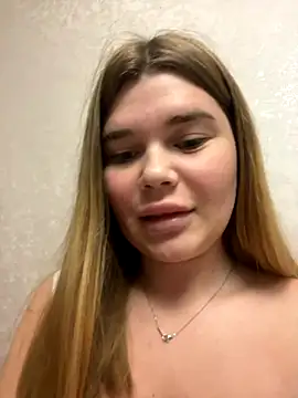 Snapshot of ella_zzz chatting on October 15, 2025, 10:40 pm ella zzz online show from October 15, 2025, 10:40 pm