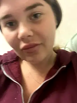 Snapshot of ella_zzz chatting on October 1, 2025, 3:27 pm ella zzz online show from October 1, 2025, 3:27 pm