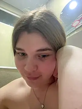 Snapshot of ella_zzz chatting on March 20, 2025, 5:47 pm ella zzz online show from March 20, 2025, 5:47 pm