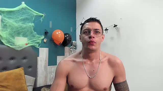 Frank Millers online show from November 4, 2025, 6:44 pm