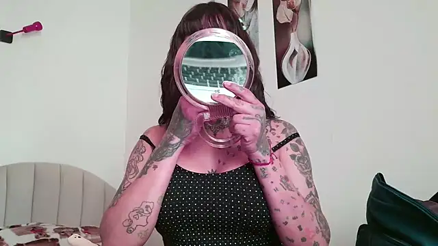 Snapshot of serena__vedette chatting on May 20, 2026, 10:01 am serena vedette online show from May 20, 2026, 10:01 am