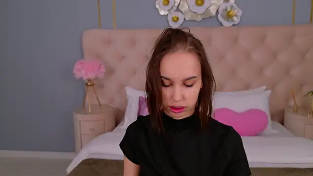 SandraTucker online show from April 6, 2026, 2:40 am