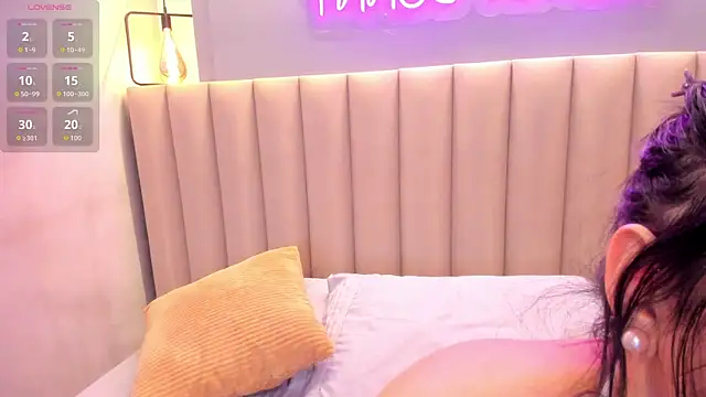 Naomymonroe  online show from April 12, 2026, 5:38 pm