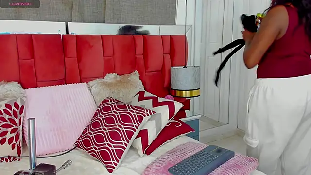 Snapshot of NatyParker chatting on November 4, 2025, 2:21 pm NatyParker online show from November 4, 2025, 2:21 pm