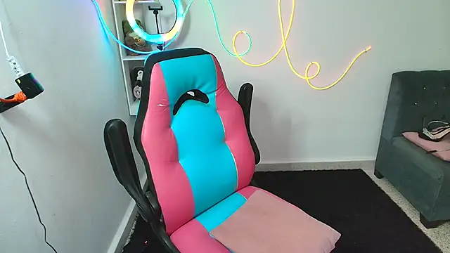 gisell363472 online show from December 13, 2025, 8:04 pm