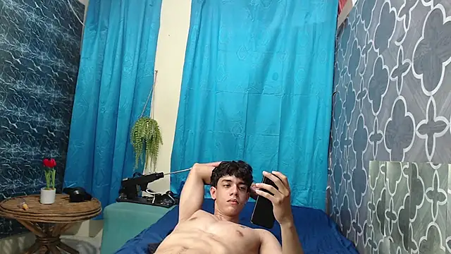 Snapshot of HENRY_SENNI chatting on March 17, 2025, 10:40 pm HENRY SENNI online show from March 17, 2025, 10:40 pm