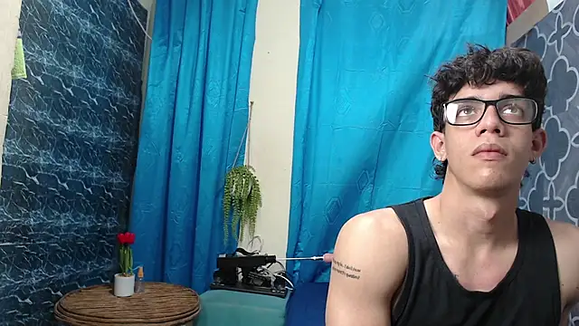 Snapshot of HENRY_SENNI chatting on March 16, 2025, 8:10 pm HENRY SENNI online show from March 16, 2025, 8:10 pm