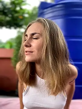 Snapshot of White_Lu chatting on November 23, 2025, 2:10 am White Lu online show from November 23, 2025, 2:10 am