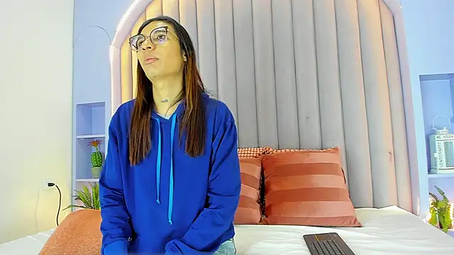 LauraaGomezz   online show from October 17, 2025, 7:26 pm