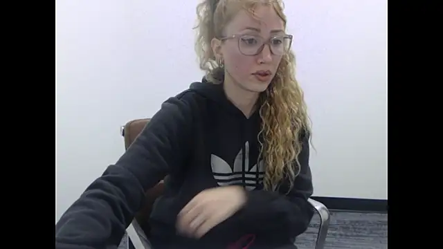 rosepuss online show from December 19, 2025, 2:19 pm