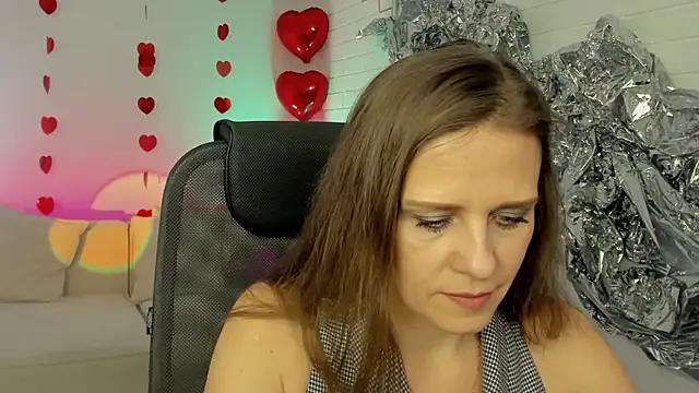 Snapshot of EmiliaBedy chatting on February 18, 2025, 9:10 am EmiliaBedy online show from February 18, 2025, 9:10 am