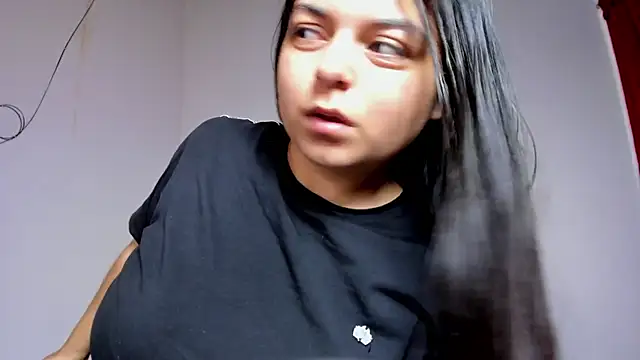 Snapshot of Little_Shaara chatting on December 17, 2025, 8:47 pm Little Shaara online show from December 17, 2025, 8:47 pm