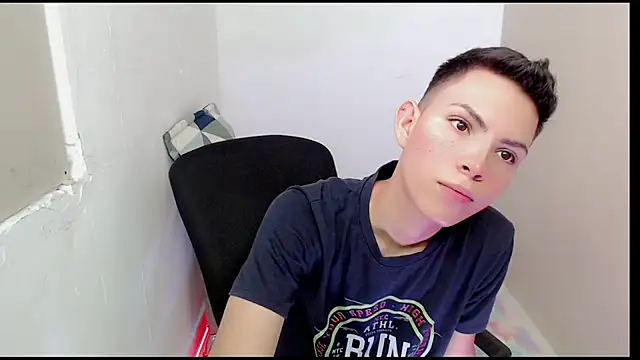 Snapshot of Alexxx_lov chatting on March 20, 2025, 12:43 pm Alexxx lov online show from March 20, 2025, 12:43 pm