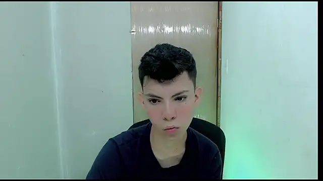 Snapshot of Alexxx_lov chatting on February 12, 2025, 12:33 pm Alexxx lov online show from February 12, 2025, 12:33 pm