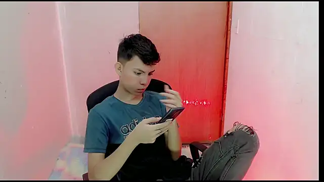 Snapshot of Alexxx_lov chatting on February 10, 2025, 12:39 pm Alexxx lov online show from February 10, 2025, 12:39 pm