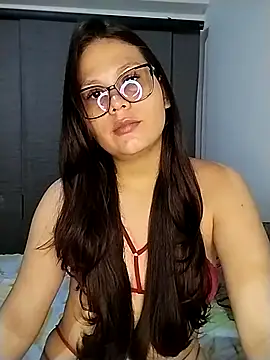 Snapshot of Vale_Saenzz chatting on February 5, 2025, 12:53 am Vale Saenzz online show from February 5, 2025, 12:53 am