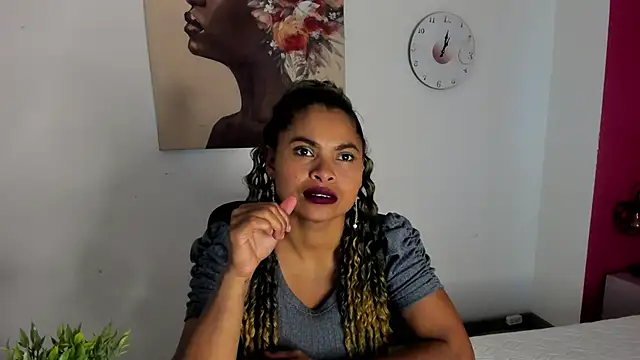 CamiilaReyes online show from November 21, 2025, 1:43 pm