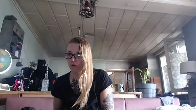 Snapshot of Astrid-Gilbert chatting on February 21, 2025, 11:01 am Astrid-Gilbert online show from February 21, 2025, 11:01 am