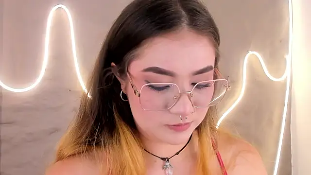 Snapshot of Shanntal_ chatting on March 4, 2026, 7:43 pm Shanntal online show from March 4, 2026, 7:43 pm