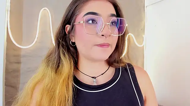 Snapshot of Shanntal_ chatting on February 16, 2026, 7:34 pm Shanntal online show from February 16, 2026, 7:34 pm