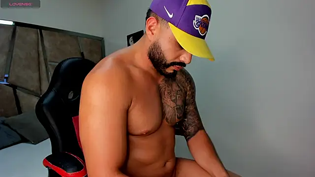 Snapshot of LeandroRusso chatting on February 17, 2025, 2:42 am LeandroRusso online show from February 17, 2025, 2:42 am