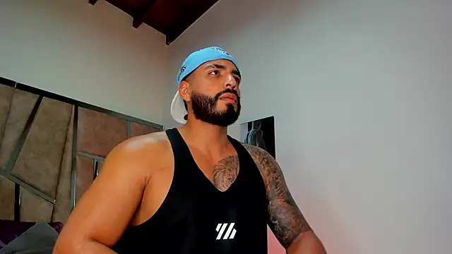 Snapshot of LeandroRusso chatting on March 7, 2025, 12:48 am LeandroRusso online show from March 7, 2025, 12:48 am